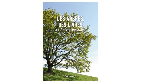 Des arbres, des livres à l'école primaire